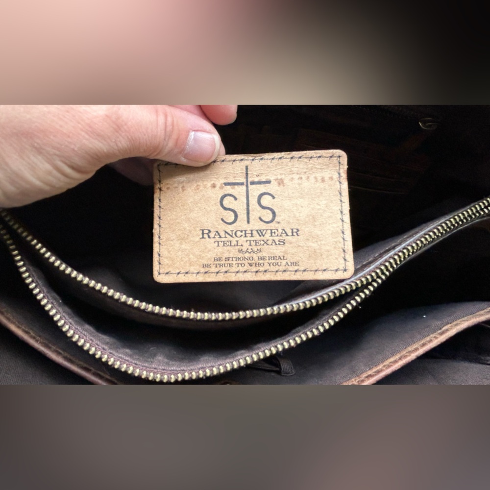 STS Ranchwear Catalina Croc Laptop Tote - Picture 13 of 15